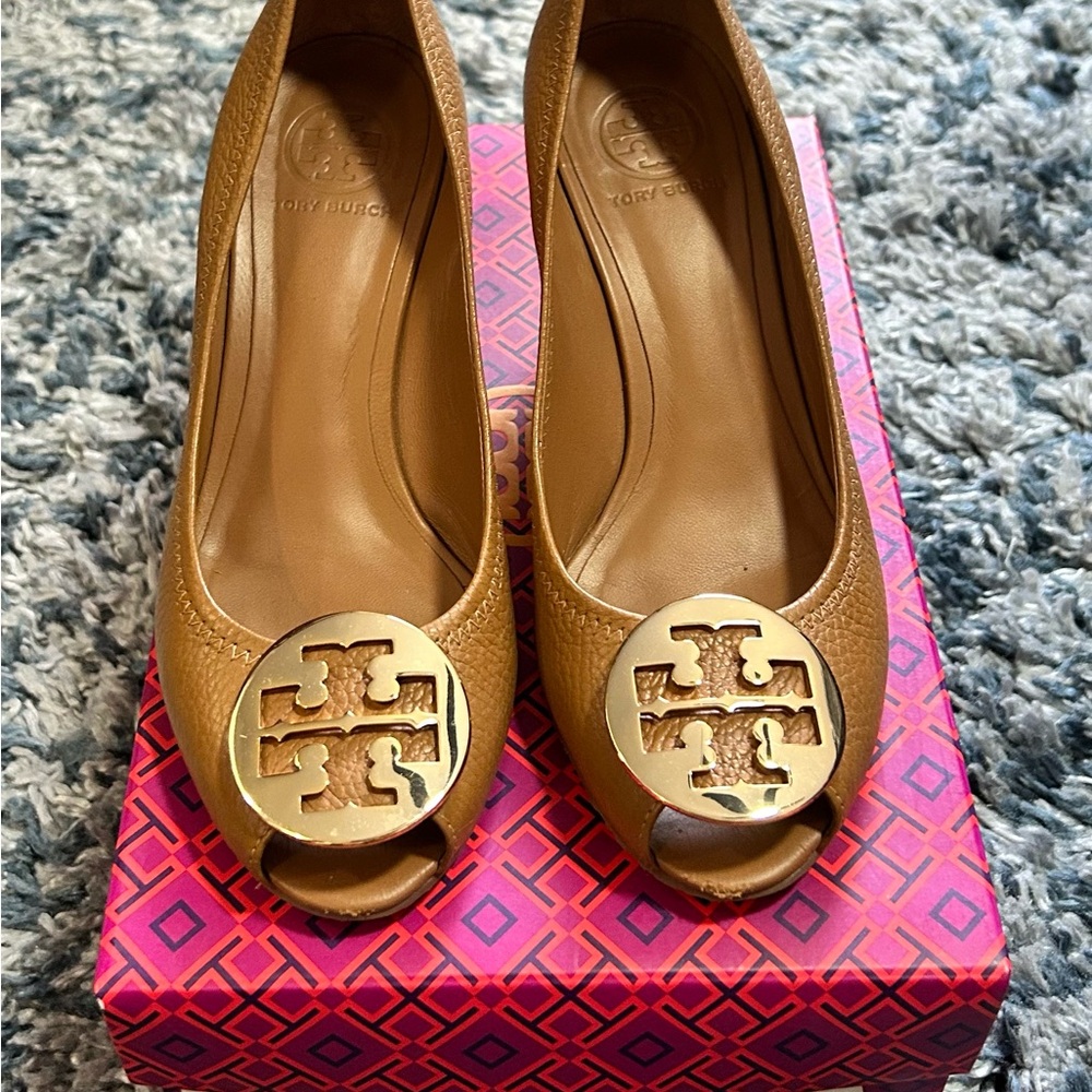 Tory Burch Tan Wedge Shoes with Iconic Style